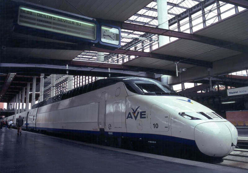 RENFE AVE im Bahnhof Madrid Atocha. In 15 Min. gehts ab Richtung Sevilla SJ. Scan ab Dia, Juni 1993