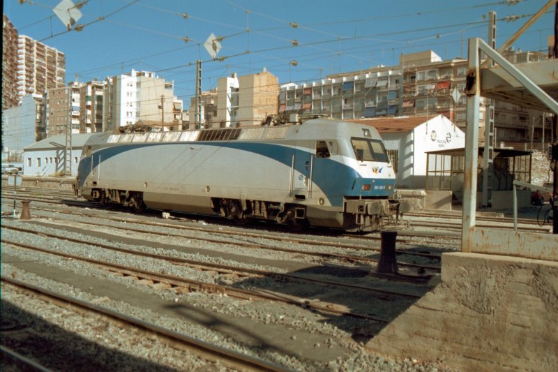 Renfe BR 252022-9 wartet im Bahnhof Murcia auf neue Aufgaben.
Von Photo gescannt das im Jahre 2000 aufgenommen wurde.