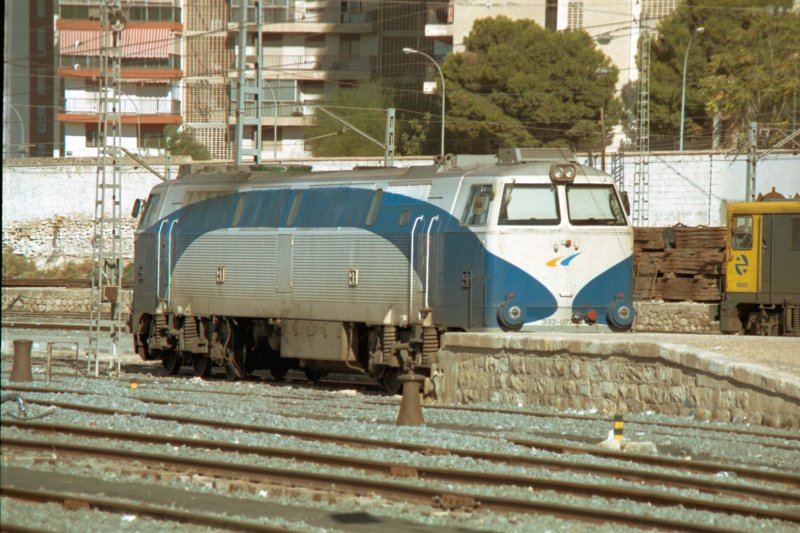 Renfe Br 333 wartet im Bahnhof Murcia auf neue Aufgaben. 
Von Fotoarchiv aus dem Jahre 2000