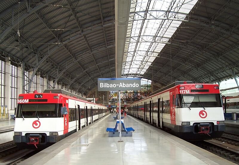 RENFE Carcanias 446 160 und 446 117 im September 2005 im Bahnhof Bilbao-Abando.