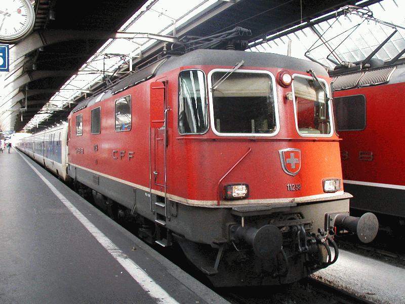 RENFE,Talgo-Pendular Barcelona-Zrich mit SBB Zuglok Re4/4 II im Hbf.Zrich,Oktober 2002