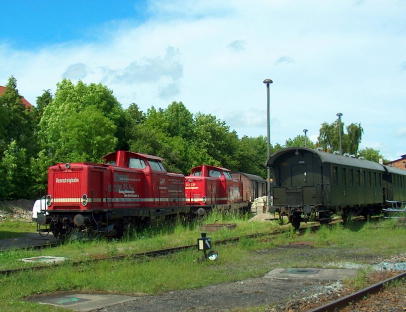 Rennsteigbahn 213 334-6 + 213 339-5 in Ilmenau; 09.06.2009