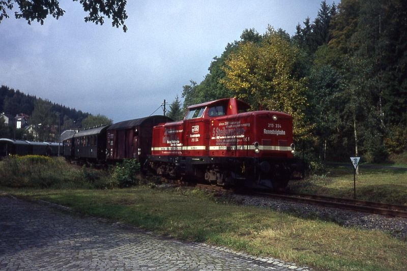 Rennsteigbahn bei der Ausfahrt von Sttzerbach