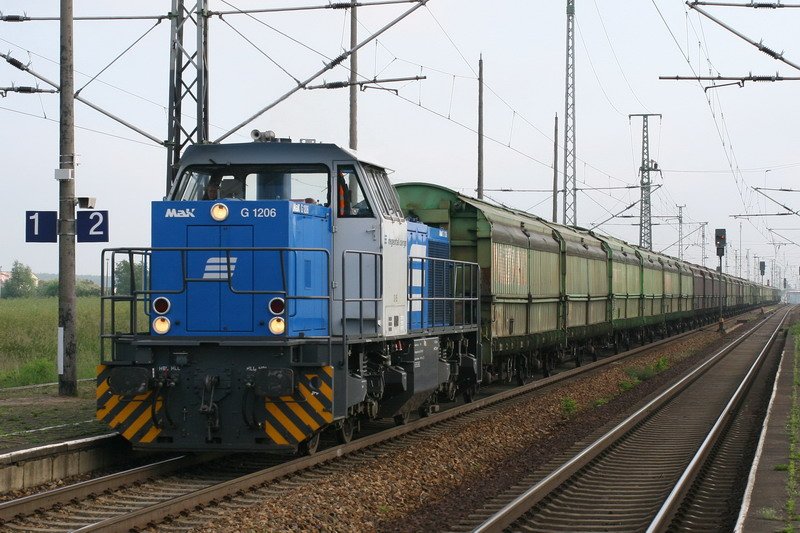 rental cargo mit MaK G 1206 zieht einen Gterzug durch Holthusen Richtung Ludwigslust. 06.06.2007