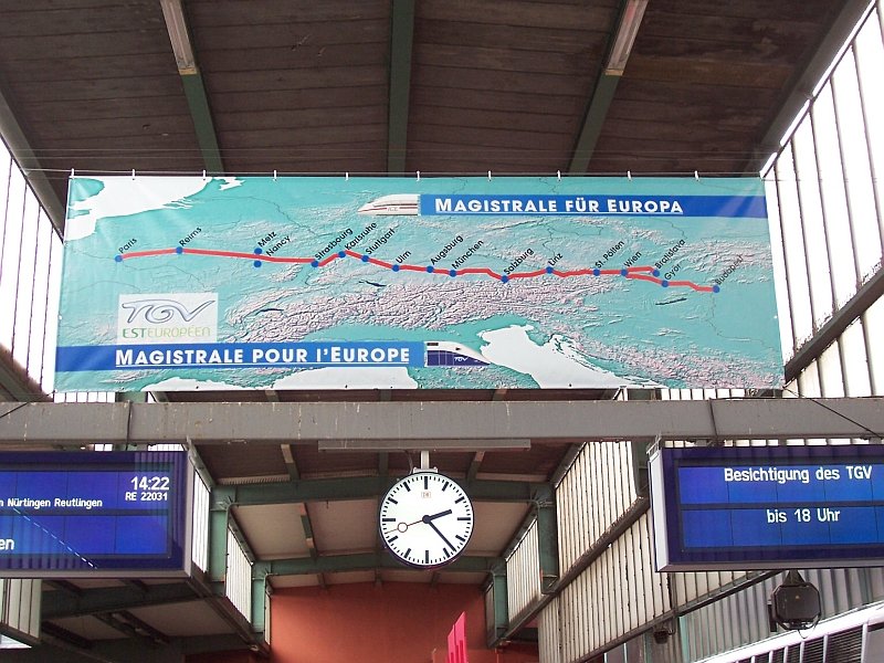 Represendation des TGV POS 4406 am 26. und 27.05.2007 in Stuttgart Hbf Gleis 1, ab 10.Juni verkehren Paris - Stuttgart drei Zugpaare, ab Dezember zustzlich ein Zugpaar Paris - Mnchen, nach der Tafel soll der Schnellverkehr ber Wien nach Budapest und Bratislava ausgedehnt werden.
