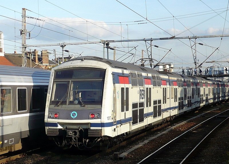RER-Triebzug 1517 der Linie A am 17.10.2008 bei der Station Houilles Carrieres sur Seine.
