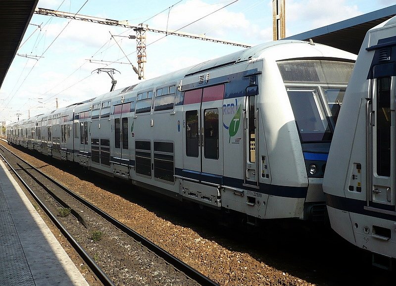 RER-Triebzug 1519 der Linie E am 17.10.2008 in der Station Rosny Bois Perrier.