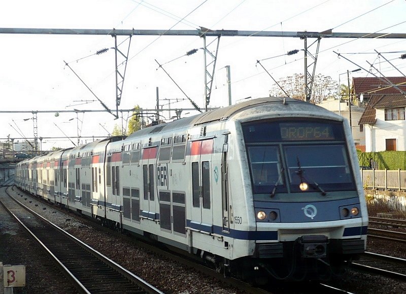 RER-Triebzug 1550 der Linie A am 17.10.2008 bei der Station Houilles Carrieres sur Seine.