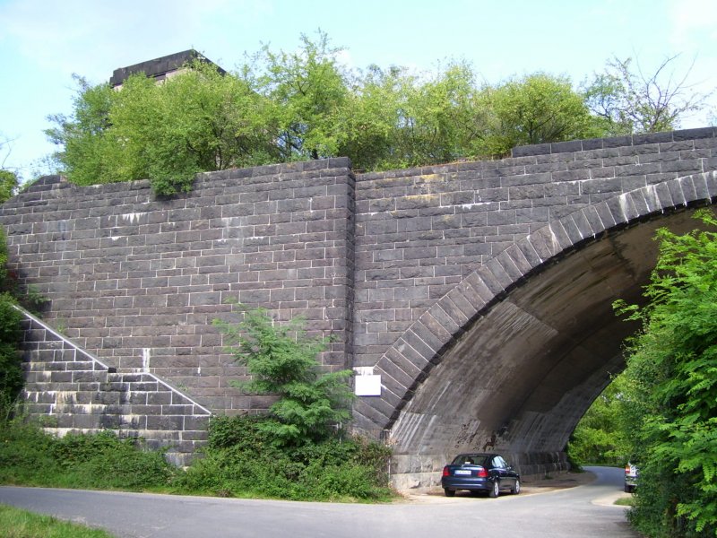 Rest der ehemaligen Hindenburgbrcke mit zugewachsenem Stellwerk in Rdesheim am Rhein; 23.08.2007
