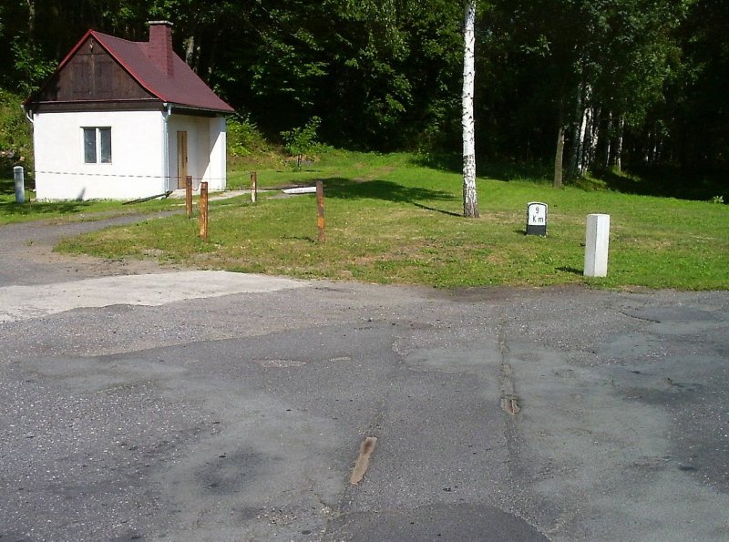 Restspuren der ehemaligen Schmalspurbahn Zittau -Hermsdorf, hier am Kilometer 9 bei Hermanice, Sommer 2004 nahe der heitigen polnisch-tschechischen Grenze