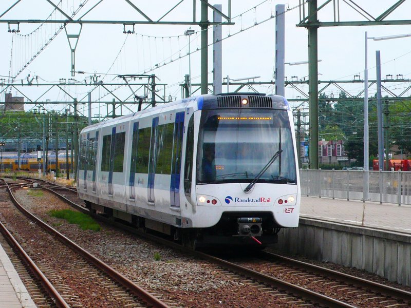RET Randstadrail bei der Einfahrt in Den Haag CS am 21.07.09