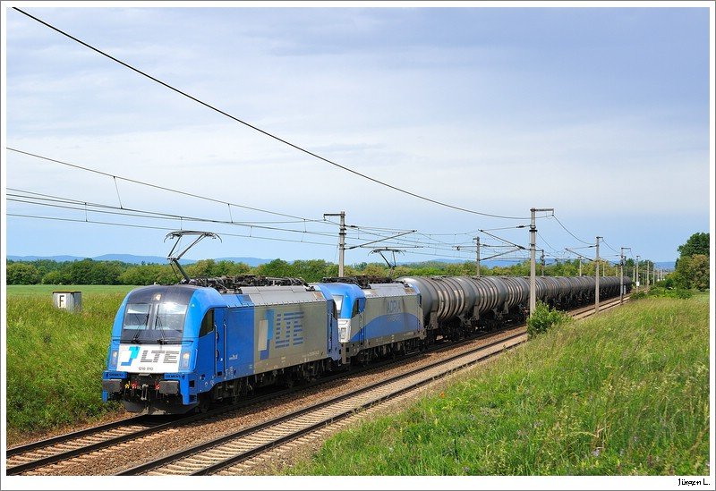 Retour nach Koper fhrt der Kerosinzug (48431) gegen Mittag, nachdem die beiden Loks 1216.910 + 1216.920 im Bhf Schwechat auf die bereitgestellte leere Wagengarnitur umgespannt wurden. Gramatneusiedl, 22.05.2009.