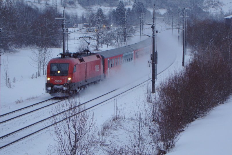 REX 1510 von Schwarzch-St.Veit nach Innsbruck verkehrte am 13.02.2009,kurz vor Wrgl.