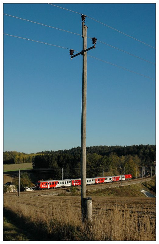 REX 1794 von Linz nach Passau „strte“ mich bei dieser Strommaststudie. Endlich wieder ein Ochse. Sie sind mir schon abgegangen. Haiding am 14.10.2007.