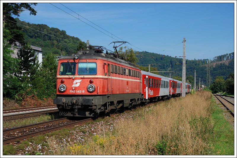 REX 1911 war am 5.9.2008 mit 1142 542 bespannt. Die Aufnahme entstand kurz vor dem Verschiebebahnhof Graz-Gsting.