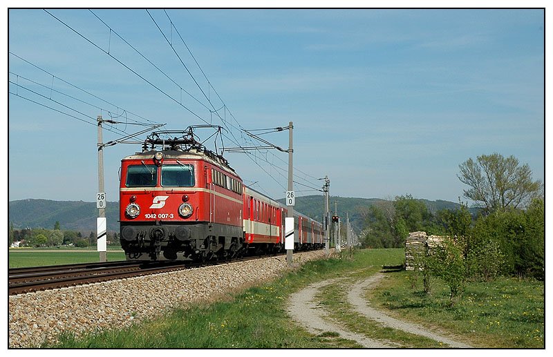 REX 2112 „Waldviertel-Bote“ von Wien FJB nach Gm�nd, wurde am 16.4.2007 von 1042 002 bespannt. Die Aufnahme enstand kurz vor Muckendorf an der Franz-Josefs Bahn.