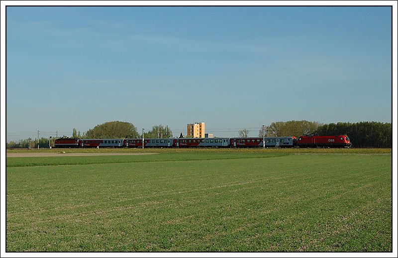 REX 2117 aus Gmnd nach Wien war am 16.4.2007 mit einer 1116 bespannt. Normalerweise sieht man bei Personenzgen auf der Franz Josefs Bahn keine Loks der Reihe 1X16. Hier knnt ihr nun die am Zugende kalt mitlaufende 1144er sehen. Die Aufnahme entstand in Muckendorf.