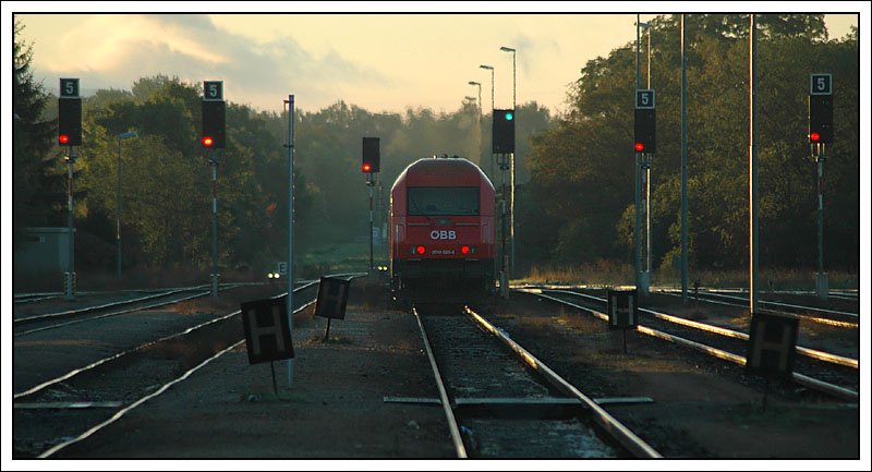 REX 2506 brachte uns am 29.9.2007 von Wien nach Marchegg. Das Bild zeigt den Zug bei der Weiterfahrt nach Bratislava, im ersten Morgenlicht.