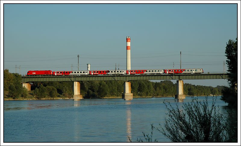 REX 2535 von Bratislava hl.st. nach Wien Sdbahnhof am 16.9.2007 bei der Querung der Neuen Donau in der Wiener Lobau.