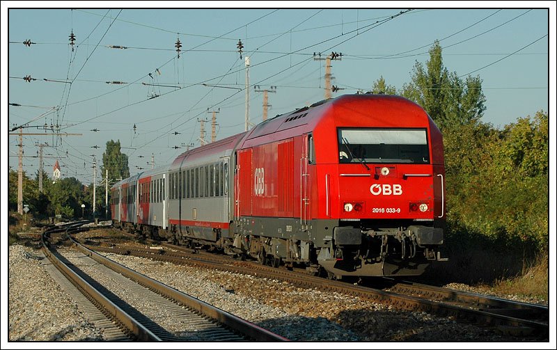REX 2795  Bucklige Welt  von Wien S�dbahnhof nach Oberwart war am 30.9.2007 mit 2016 033 bespannt. Die Aufnahme entstand kurz vor der Durchfahrt der S-Bahnhaltestelle Wien Atzgersdorf-Mauer.