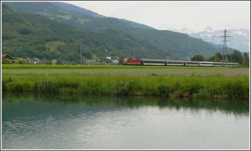 REX 3815 bei den Panzergrben zwischen Sevelen und Weite. So kennt man den Rheintalexpress mit seinem zusammengewrfelten Wagenmaterial. (25.05.2008)