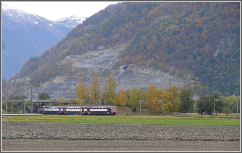 REX 3826 nach St.Gallen wegen Bauarbeiten ausnahmsweise mit S-Bahn Zrich Dosto. Hier ist der Zug bei Zizers unterwegs, im Hintergrund ist das Abbaugebiet der Holcim Zementwerke Untervaz sichtbar. (25.10.2009)