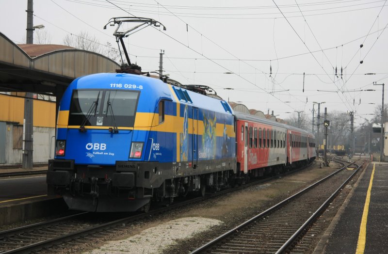 REX 3909 mit EM- Werbelok Schweden bei der Ausfahrt aus dem Bahnhof Traun am 27.12.2007.