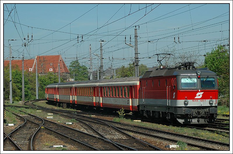 REX 7115 von Krems a.d. Donau nach Wien Franz Josefs Bahnhof bei der Einfahrt in Tulln am 16.4.2007.