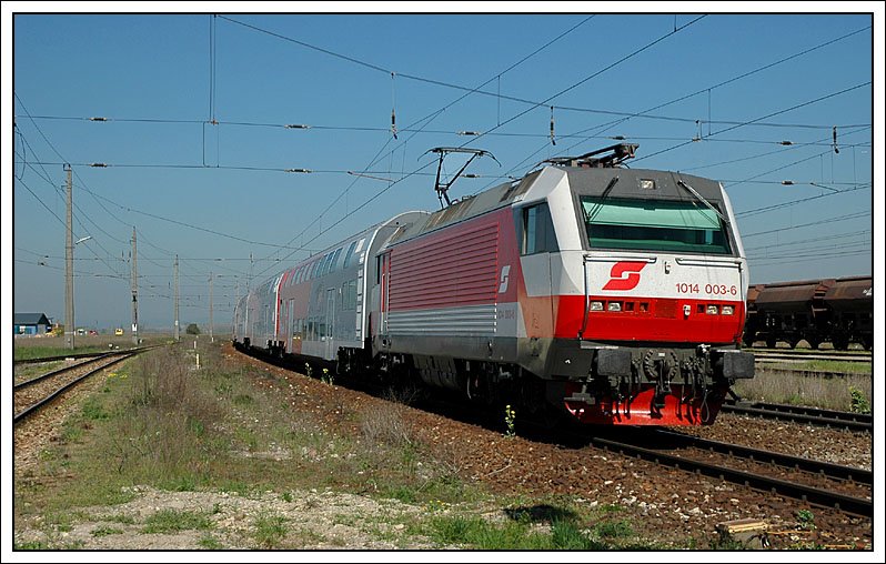 REX 7611 von Wien Sdbahnhof Ostseite nach Bratislava-Petrzalka war am 15.4.2007 mit 1014 003 bespannt. Die Aufnahme entstand bei der Einfahrt in Gramatneusiedl.