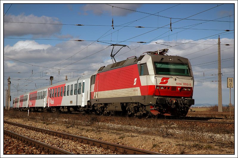 REX 7615 von Wien nach Bratislava-Petrzalka war am 15.2.2008 mit 1014 008 bespannt. Die Aufnahme entstand bei der Einfahrt in Gramatneusiedl.