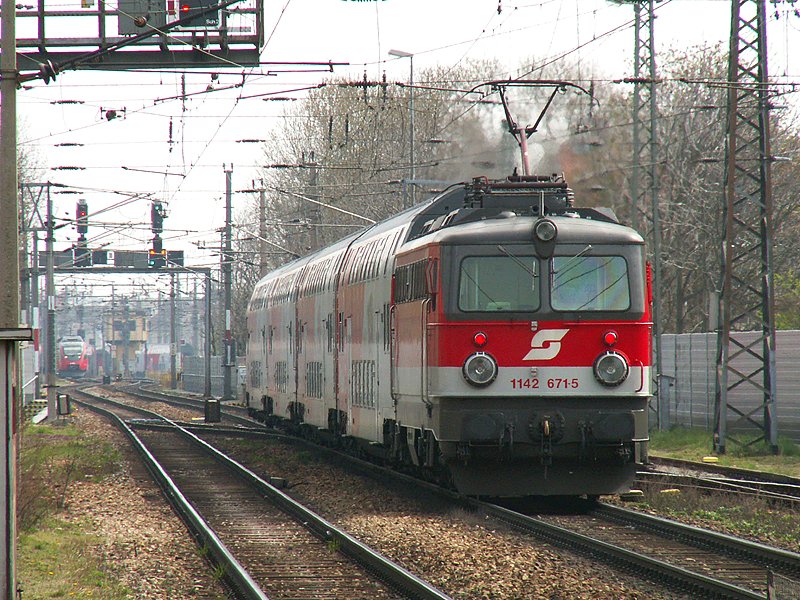 REX kurz nach der Durchfahrt in Wien Penzing Richtung Wien West, Tfz 1142 671 (4.4.2008)
