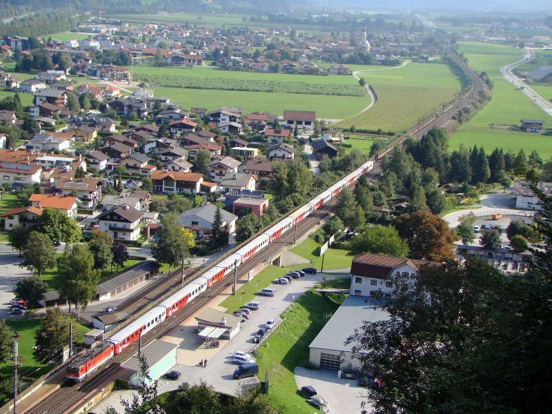 REX nach Innsbruck bei Radfeld,bespannt mit 1144.
19.09.2009