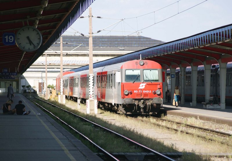 REX2715  Oststeirer  nach F�rstenfeld wartet am Bahnsteig 18 auf die Abfahrt. Wien S�dbahnhof, 18.06.2009