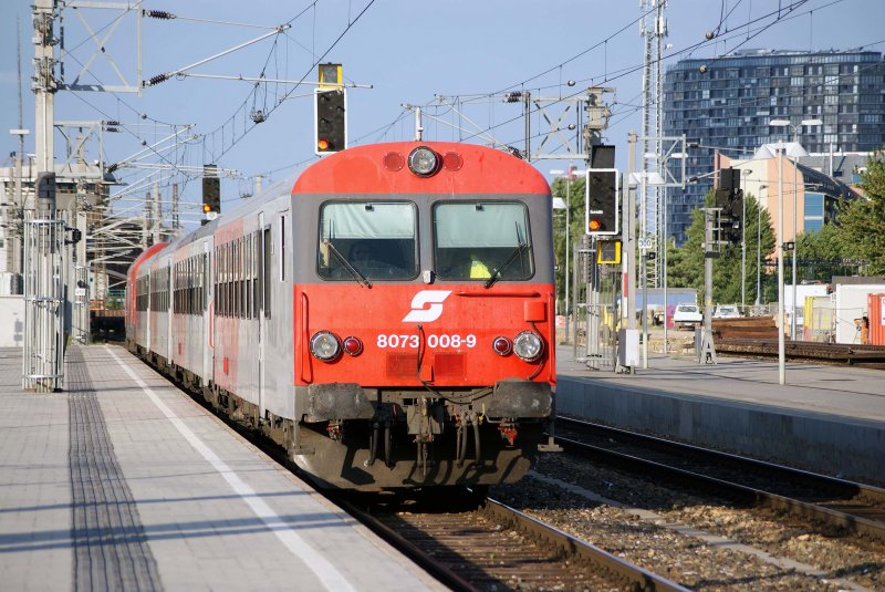 REX2797 mit CS-Steuerwagen 80-73 008 von Wien Sd nach Oberwart bei der Einfahrt in Wien Meidling, 28.05.2009.