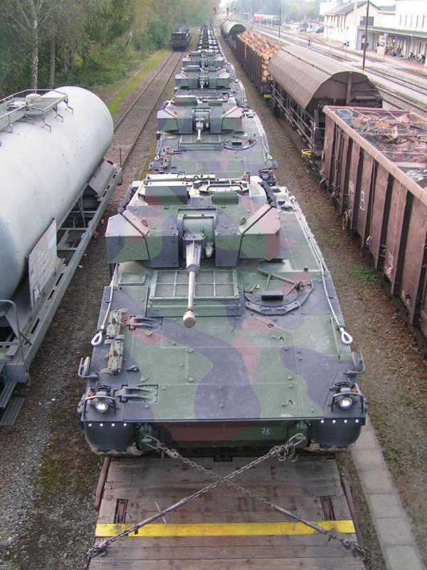 Rgs-uu mit Kampfpanzer im Ganzzugverband (Bhf. RIED i.I. 2005-10-19)