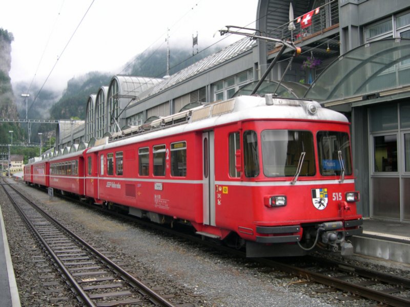 Rhtische Bahn 2008 - Die Tage des Be 4/4 sind gezhlt. Die RhB setzt diese Fahrzeuge noch als S-Bahn zwischen Thusis, Chur und Schiers ein. Erst krzlich hat sie einen Groauftrag fr neue Triebwagen herausgegeben, welche in Krze diese und andere Triebwagen, sowie lokbespannte Zge ersetzen werden. Am 07.06.2008 steht Be 4/4 515 als R 1528 nach Chur in Thusis bereit. Der Zielanzeige wurde aber noch nicht eingestellt.