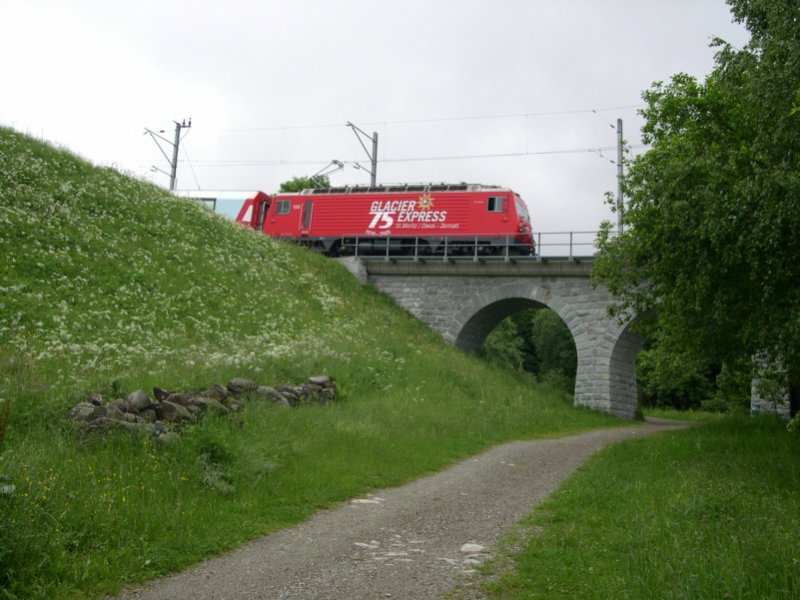Rhtische Bahn 2008 - Lok 106 der MGB (ex FO 106) bespannte am 07.06.2008 den zweiten Glacierexpress zwischen Zermatt und Disentis. Hier befindet sie sich im letzten Zahnstangenabschnitt kurz vor Disentis und somit hat sie auch in wenigen Minuten Feierabend.