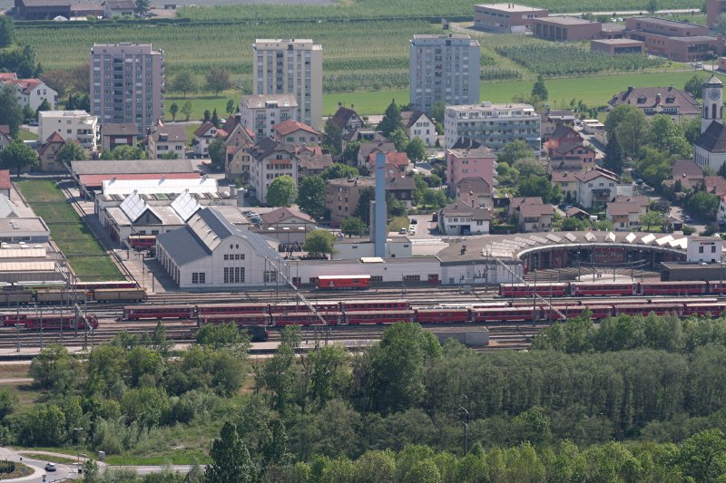  RHTISCHE BAHN ; Bahnhof, Depot und Hauptwerksttte in Landquart (1. Mai 2007). Von li. nach re.: Schiebebhne, Schreinerei, Sattlerei, Lackiererei, Unterflurdrehbank und Lokschuppen.