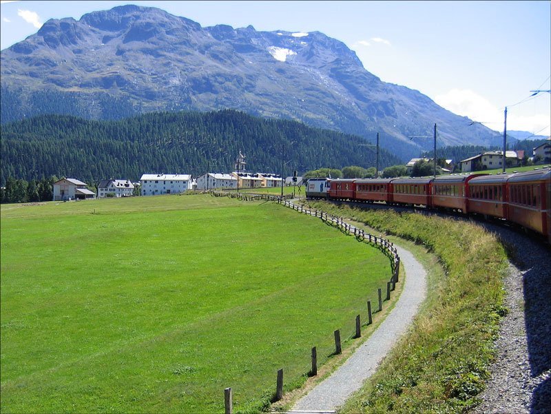 Rhtische Bahn D 1141 Chur - St. Moritz gezogen von Ge 4/4 III 641  Maienfeld  mit coop-Werbung kurz vor Celerina / Schlarigna der   Sonnenknigin im Oberengadin ; 12.08.2005 (aus dem Zug fotografiert)