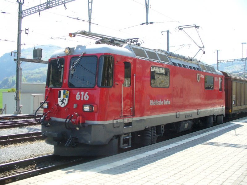 RhB / E - Lok Ge 4/4 616 Mit Gterwagen im Bahnhof von Disentis am 19.04.2007