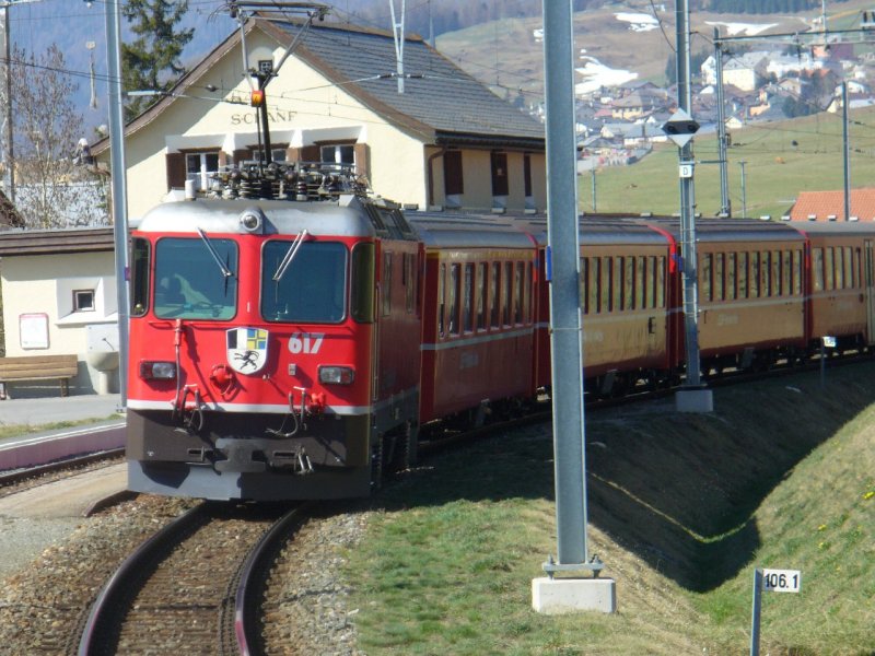 RhB / Ge 4/4 617 im Pendelzug Dienst bei der ausfahrt aus dem Bahnhof von S-Chanf am 20.04.2007