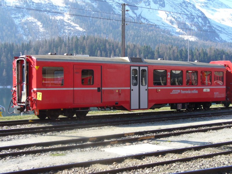 RhB - 2 Kl. Personenwagen mit Gepckabteil BD 2478 im Bahnhof von St.Moritz am 20.04.2007
