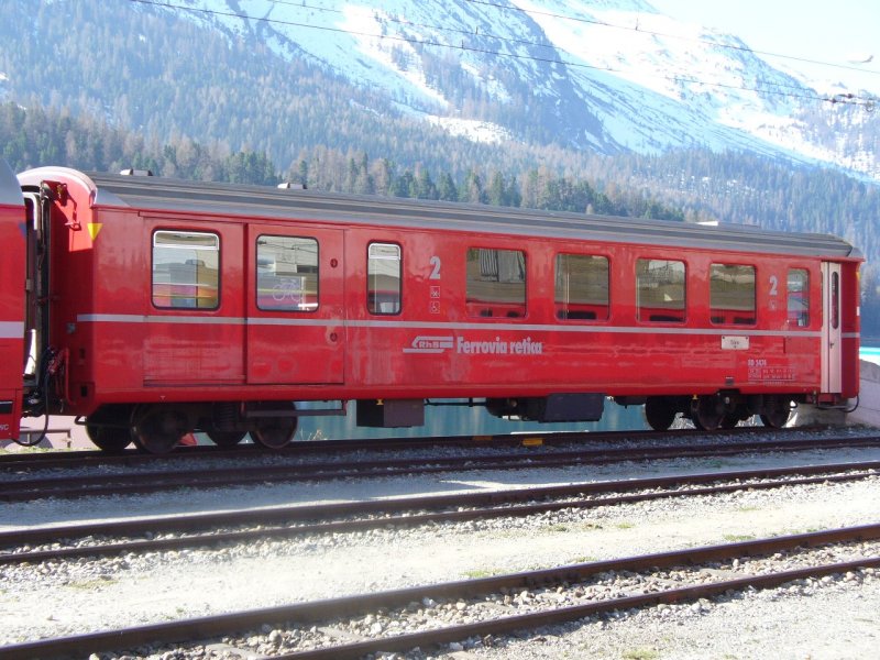 RhB - 2 Kl. Personenwagen mit Gepckabteil BD 2474 Abgestellt im Bahnhof von St.Moritz am 20.04.2007