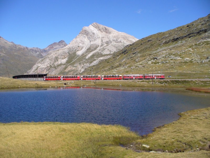RhB -  2 Triebwagen ABe 4/4 mit Panoramawagen unterwegs zum Ospizio Bernina am 25.08.2007