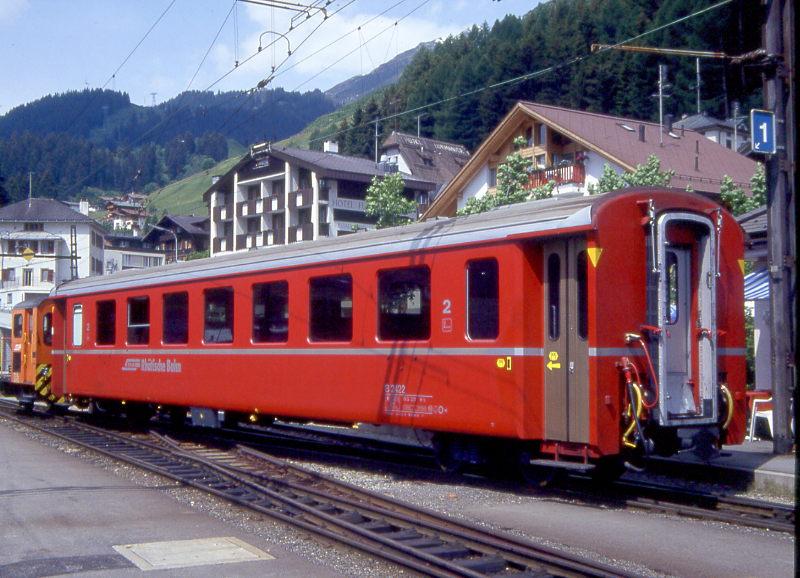 RhB 2.Kl.Personenwagen B 2422, am 01.06.1993 in Disentis, �bernahme 29.03.1979 - FFA/SWP - 16,1t - L�P 18,50m - 52 Pl - V = 90, Hinweis: mit eingebauten Zahnrad f�r Glacier-Express-Einsatz, bereits umgebaut mit Taster und zus�tzlichen Hinweisaufkleber an den T�ren!