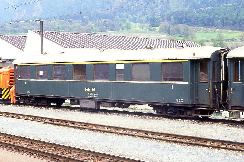 RhB - A 1208 am 13.05.1991 in Untervaz - 1.Klasse Personenwagen Schwere Stahlbauart - Baujahr 1929 - SWS - Fahrzeuggewicht 23,00t - Sitzpltze 41 - LP 16,44m - zulssige Geschwindigkeit 80 km/h - =22.08.1979 1=04.07.1985 - Lebenslauf: ex AB4 208 - 1956 A4 1208 - 1964 A 1208 - 1992a - 09/1993 WR-S 3821 Stiva retica. Hinweis: gescanntes Dia
