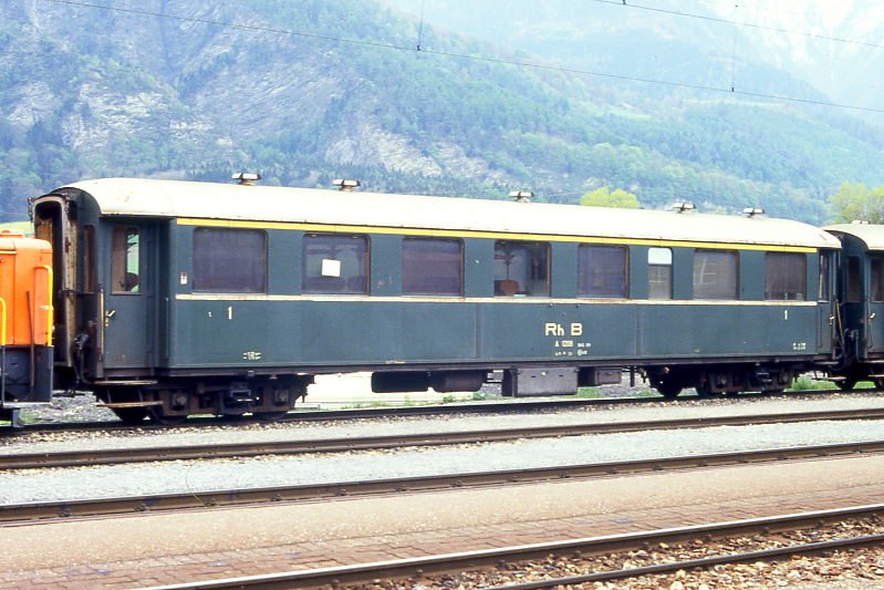RhB - A 1208 am 13.05.1991 in Untervaz - 1.Klasse Personenwagen Schwere Stahlbauart - Baujahr 1929 - SWS - Fahrzeuggewicht 23,00t - Sitzpltze 41 - LP 16,44m - zulssige Geschwindigkeit 80 km/h - =22.08.1979 1=04.07.1985 - Lebenslauf: ex AB4 208 - 1956 A4 1208 - 1964 A 1208 - 1992a - 09/1993 WR-S 3821 Stiva retica. Hinweis: gescanntes Dia
