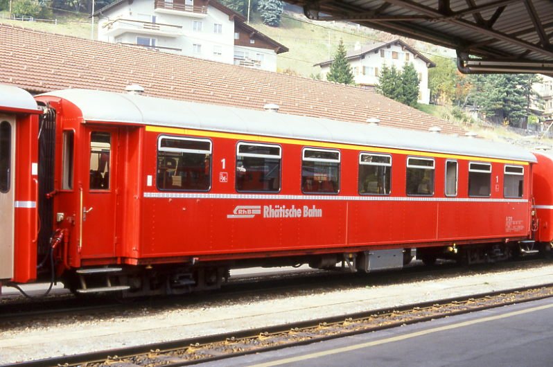 RhB - A 1211 II am 30.09.1990 in St.Moritz - 1.Klasse Personenwagen Schwere Stahlbauart - Baujahr 1931 - SWS/RhB - Fahrzeuggewicht 23,00t - Sitzpltze 33 - LP 16,44m - zulssige Geschwindigkeit 80 km/h - 3=03.02.1988 - Logo RhB in deutsch - Lebenslauf: ex AB4 209 - 1956 A4 1209 - 1964 A 1209 - 03.02.1988 A 1211 II - 12/2002 WR 3813 II. Hinweis: gescanntes Dia