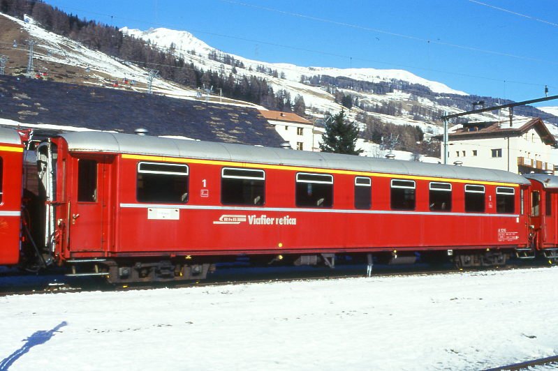 RhB - A 1216 am 01.02.1998 in Scuol - 1.Klasse Personenwagen Schwere Stahlbauart - bernahme 1930 - SWS - Fahrzeuggewicht 23,00t - Sitzpltze 33 - LP 16,44m - zulssige Geschwindigkeit 90 km/h - 2=10.07.1992 - Logo RhB in deutsch - Lebenslauf: ex ABC4 616 - 1956 AB4 1616 - 1964 AB 1616 - 1987 A 1216 - 09/1999a - 12/1999  Abbruch. Hinweis: gescanntes Dia
