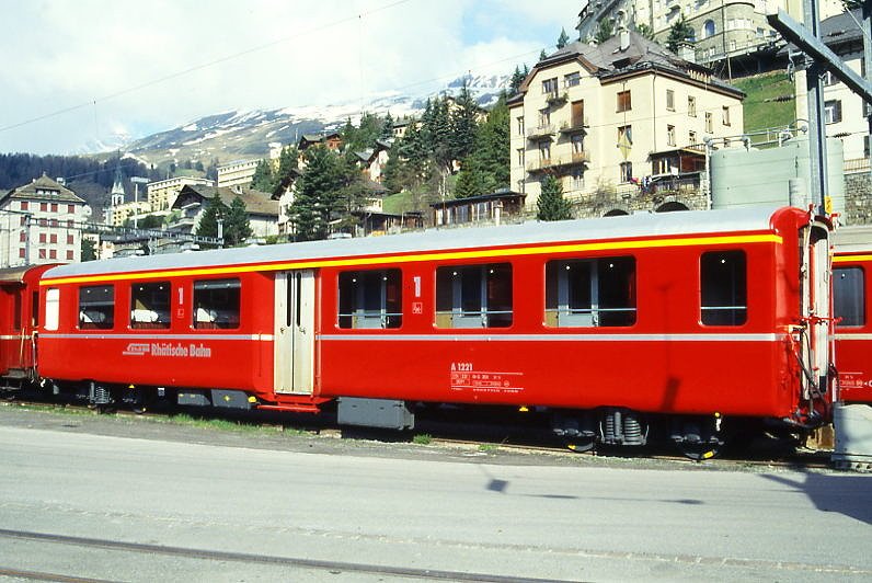 RhB - A 1221 am 13.08.1991 in St.Moritz - 1.Klasse Personenwagen Mittelschwere Stahlbauart mit Mitteleinstieg und Seitengngen - bernahme 05.04.1949 - SWS - Fahrzeuggewicht 20,00t - Sitzpltze 36 - LP 17,63m - zulssige Geschwindigkeit 90 km/h - 3=16.12.1983 2=22.06.1989 - Logo RhB in deutsch - Lebenslauf: ex AB4 221 - 1956 A4 1221 - 1964 A 1221 - 04.07.2006 Abbruch. Hinweis: Klassezahlen jetzt gro, Fahrzeugnummern dick, gescanntes Dia

